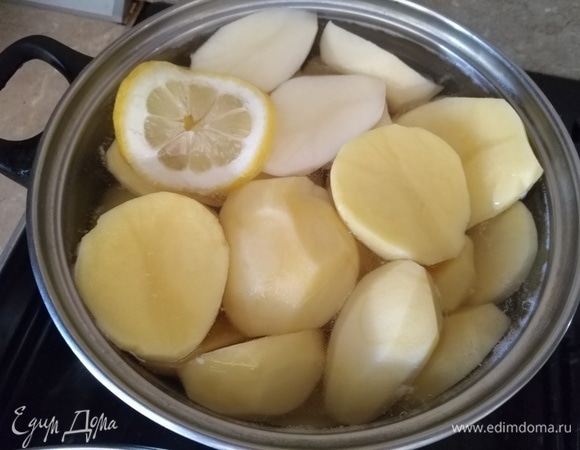 Отварим его до полуготовности. Немного подсаливаем.