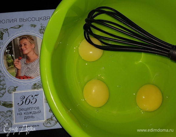 Яйца взбить со щепоткой соли. Влить молоко и растительное масло.