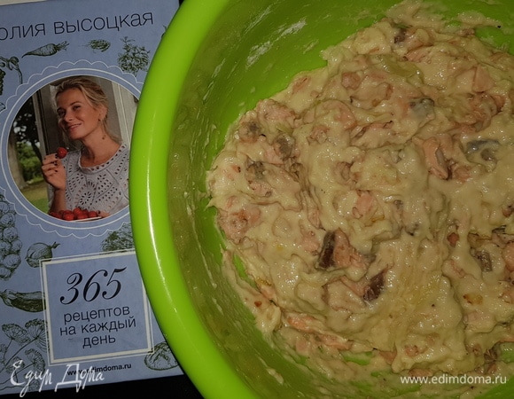 В тесто выкладываем обжаренную с луком рыбу и перемешиваем.