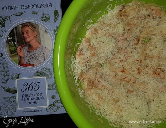 Добавляем натертый на мелкой терке сыр, перец и еще раз перемешиваем.