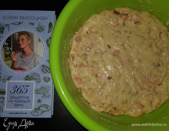 Чашку с тестом накрыть пищевой пленкой и оставить в теплом месте на 40 минут.