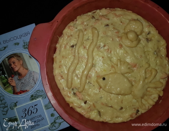 Форму для выпечки смазать маслом и выложить тесто. Выпекаем пирог в разогретой до 160°C духовке 20–25 минут.