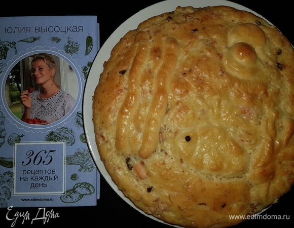 Готовый пирог слегка остудить.