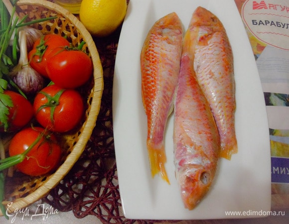 Очистить от чешуи, выпотрошить. Удалить лишнюю влагу бумажными полотенцами и посолить.