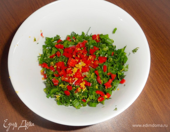 Для сальсы: зеленый лук мелко нарезать. У петрушки использовать только листья, порубить их так же мелко. Стручок красного острого перца освободить от семян и нарезать очень мелко. Добавить цедру половины лимона.