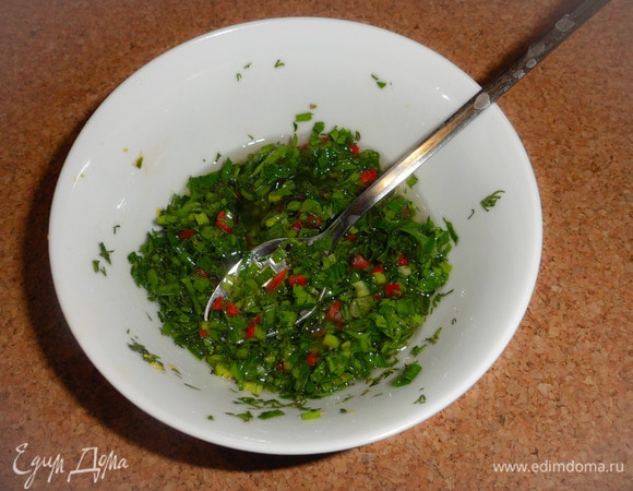 Добавить в миску оливковое масло, сок половины лимона и белый винный уксус. Перемешать. Посолить по вкусу, еще раз все перемешать и убрать до подачи в холодильник.