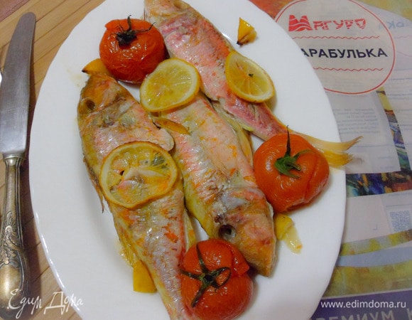 Переложить рыбу в сервировочное блюдо, добавить запеченные помидоры.