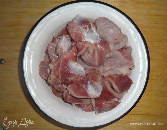 Куриные желудки тщательно промыть. В кастрюлю налить воды, положить желудки, довести до кипения, снять пену. Огонь убавить, добавить специи и варить желудки до мягкости. На это уйдет от 40 минут до 1 ч в зависимости от возраста кур. В конце варки посолить.