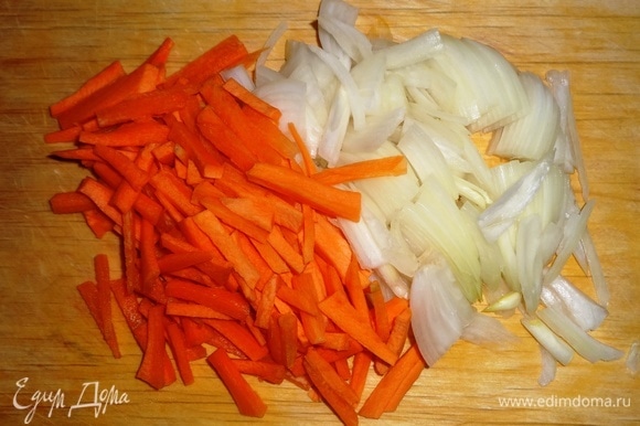 Пока варятся желудки, овощи почистить, вымыть, обсушить. Лук и морковь нарезать соломкой.