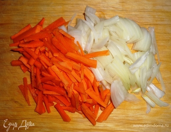 Пока варятся желудки, овощи почистить, вымыть, обсушить. Лук и морковь нарезать соломкой.