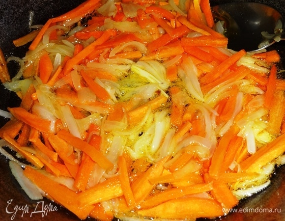 В сковороде разогреть растительное масло, выложить лук и морковь и обжаривать на среднем огне 8–10 минут.