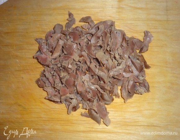 Нарезать желудки небольшими кусочками.
