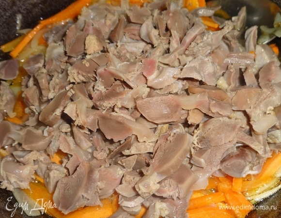 Добавить желудки в сковороду к овощам. Влить в сковороду небольшое количество бульона от варки желудков и потушить 5–7 минут.