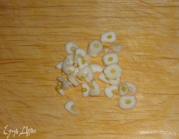 Чеснок нарезать пластинами.