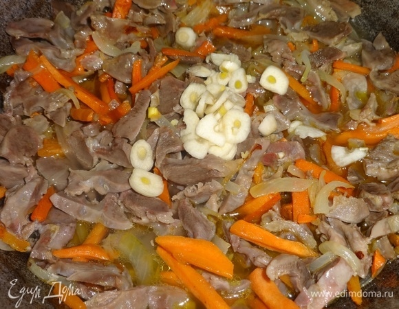 Добавить чеснок в сковороду, перемешать.