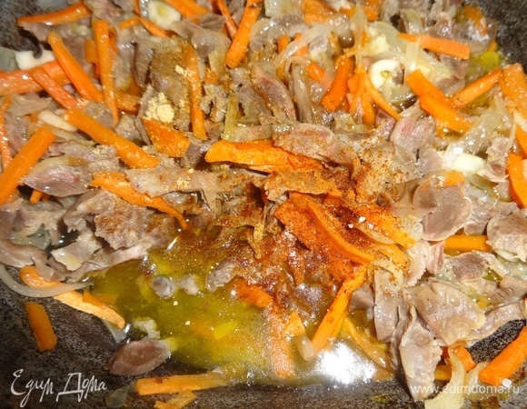 Посолить по вкусу, всыпать перец, влить соевый соус, перемешать. Накрыть сковороду крышкой и потушить блюдо еще 5–7 минут.