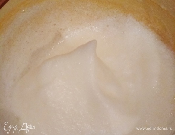 Белки отделить от желтков и взбить в устойчивую пену.