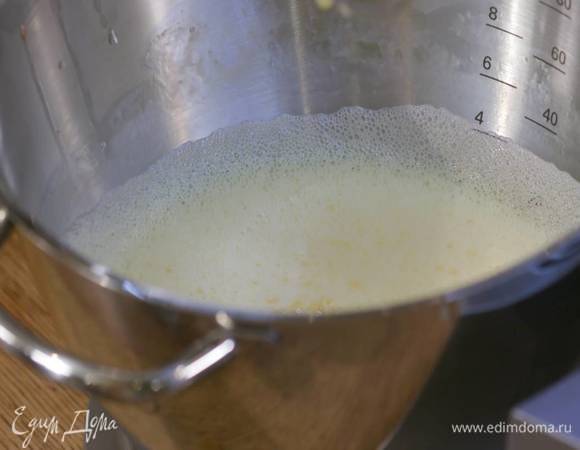 Яйца взбить в комбайне в пышную массу, затем посолить и поперчить.