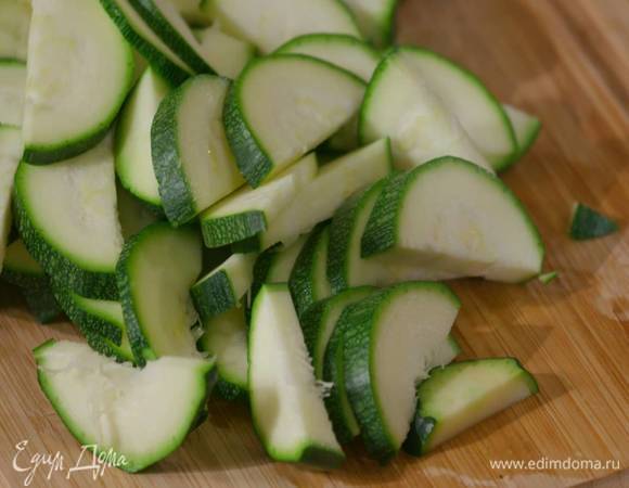 Цукини нарезать полукружьями.