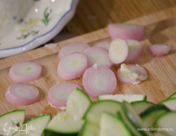 Шалот почистить и нарезать тонкими кольцами.