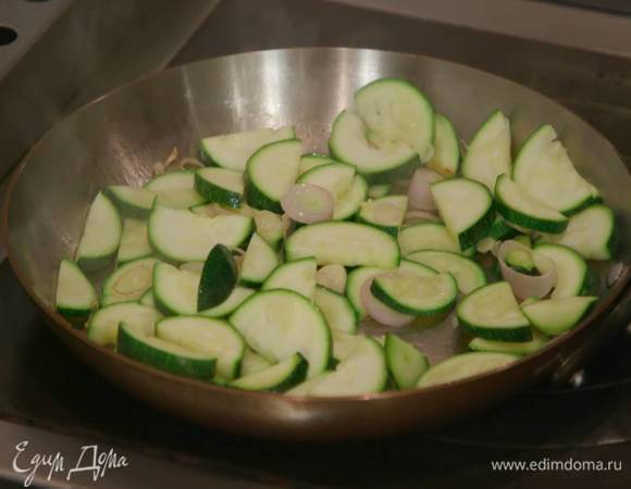 Разогреть в сковороде сливочное и оливковое масло, выложить шалот и чеснок, слегка обжарить, затем добавить цукини и обжарить со всех сторон.