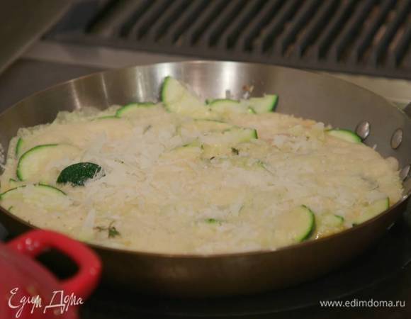 Обжаренные овощи посолить, добавить листья тимьяна, половину натертого сыра, сверху вылить взбитые яйца и посыпать оставшимся сыром, накрыть сковороду крышкой и готовить пару минут.