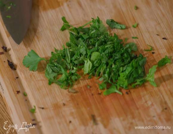 Мяту мелко порубить и посыпать готовую фриттату.