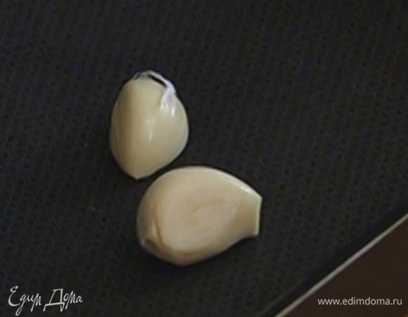 Чеснок почистить.