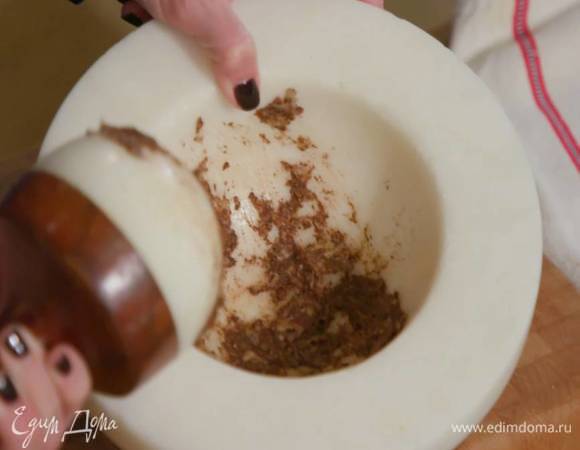 Гвоздику и душистый перец растереть в ступке, затем всыпать корицу, свежемолотый черный перец и 1/4 ч. ложки морской соли, добавить зубчики чеснока и все растереть.