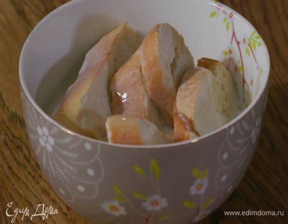 Сухари залить молоком и дать постоять, затем слегка отжать лишнее молоко.