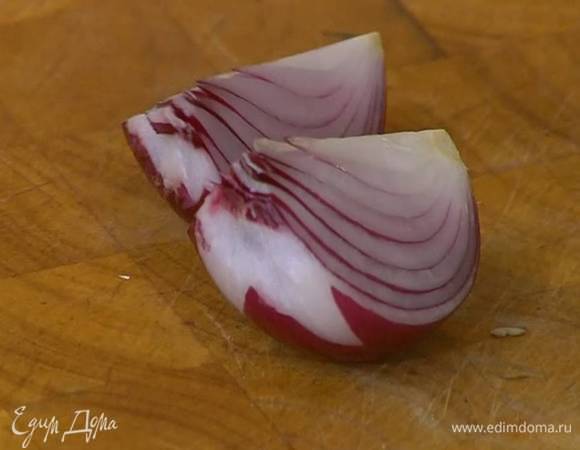 Красный лук почистить и крупно порезать.