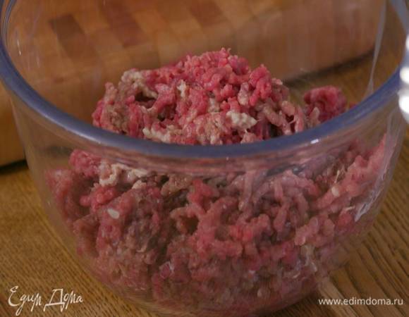 Говядину, баранину и лук пропустить через мясорубку.