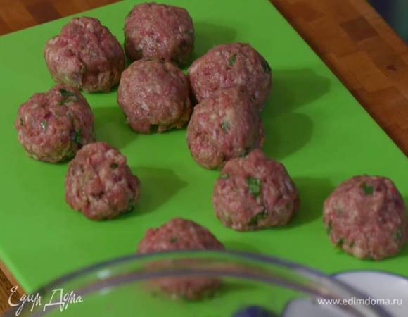 К фаршу добавить измельченные специи с чесноком, размоченные сухари, измельченную зелень, слегка посолить, влить 1 ст. ложку оливкового масла, все перемешать и сформировать небольшие шарики.