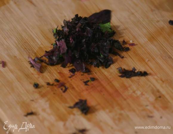 Листья базилика мелко порубить.<br />
 