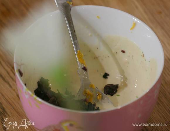 Приготовить соус: пасту тахини соединить с оливковым маслом Extra Virgin, цедрой и соком лимона, влить немного кипяченой воды, посолить, поперчить, добавить базилик и все перемешать.