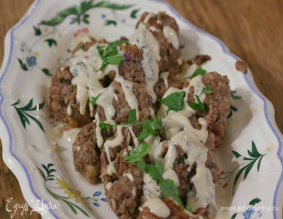 Готовые тефтельки полить соусом тахини и украсить любой зеленью.