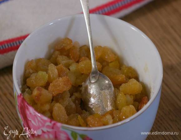 Изюм и цукаты замочить в роме и дать постоять, затем добавить коричневый сахар, ванильный экстракт, перемешать и дать немного постоять.