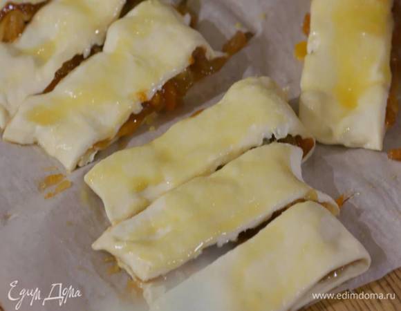 Яйцо перемешать с солью и смазать с полоски с одной стороны.