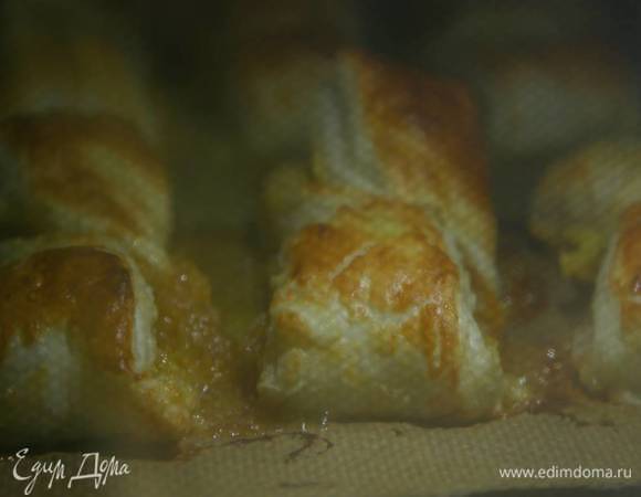 Выпекать слойки в разогретой духовке 18‒20 минут.<br />