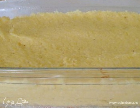 На охлажденную поленту выложить кружочки свежего помидора, вяленые томаты, посыпать оставшимся сыром. Добавить свежий розмарин.