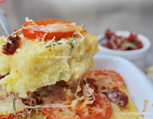 Поставить форму с полентой в духовку и запекать 15 минут при 180°C. Подавать горячей)