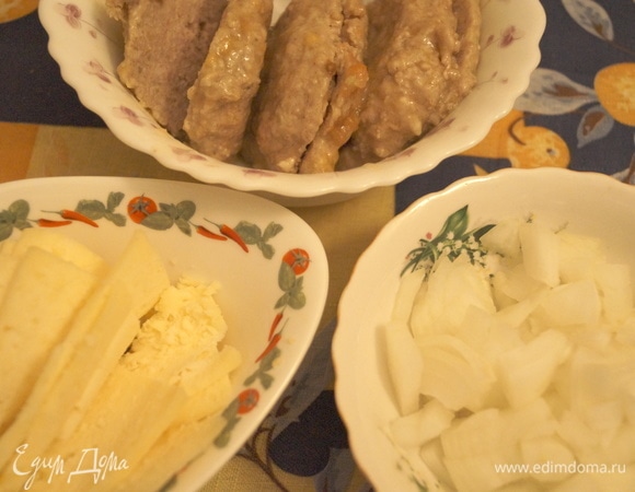 Подготовьте продукты: сыр нарежьте на тонкие ломтики, котлеты — вдоль на две части, лук режьте так, как вам больше нравится. В ингредиентах нет жареных котлет, там указаны свиные на косточке, поэтому уточняю, что я брала простую жареную котлету из свинины, вы можете взять любые котлеты на ваш вкус.