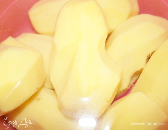 Картофель очистите.