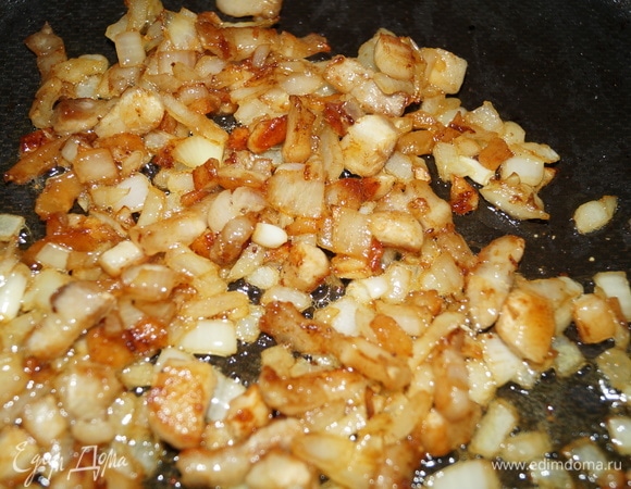 Лук с нарезанной грудинкой обжарьте до готовности лука и румяности шкварок, посолите и поперчите по вкусу, если желаете, добавьте любимые специи для свинины.