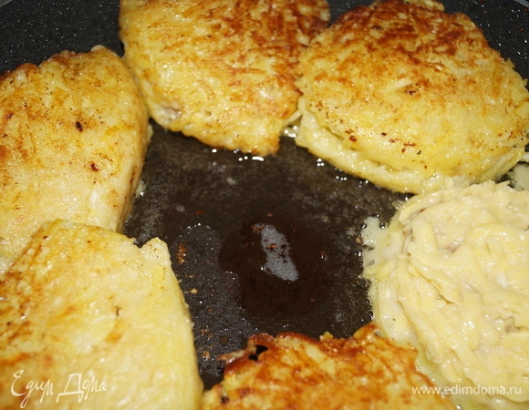 Жарьте на среднем и медленном огне до румяной корочки, переворачивайте осторожно лопаткой, придавайте ровные формы шедевру. После первого переворачивания жарьте под крышкой, румяня цеппелины до готовности картофеля.