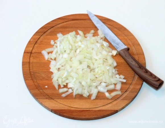 Лук почистить и мелко порубить.