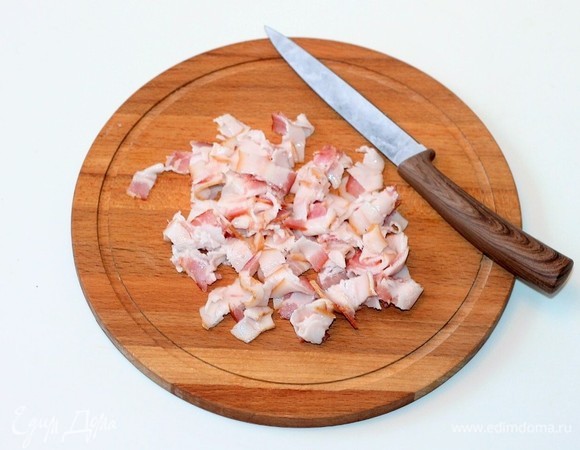 Бекон нарезать небольшими полосками.