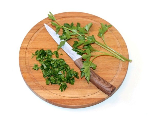 Петрушку мелко порубить.