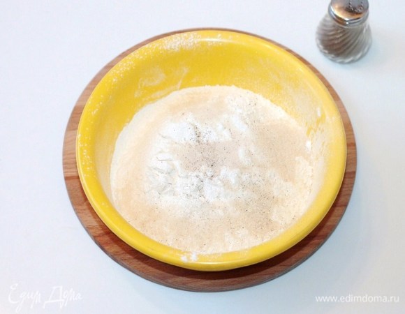 Муку соединить с разрыхлителем и просеять. Затем смешать с солью, сахаром и перцем, перемешать.