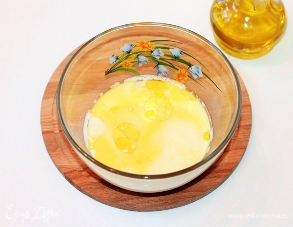 Добавить молоко и оставшееся оливковое масло, взбить миксером.